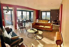 Una televisión, una chimenea, un futbolín, un reproductor estéreo