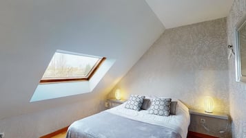 6 bedrooms, iron/ironing board, WiFi