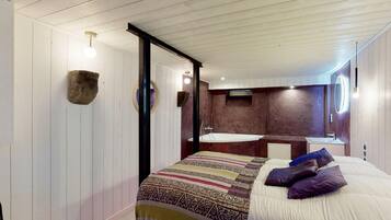 6 bedrooms, iron/ironing board, internet