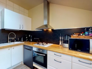Fridge, microwave, oven, dishwasher - Villa Paradis 14 people : waterfront garden (Villedieu-les-Poêles)
