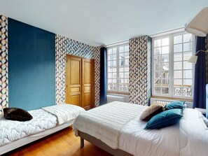 7 slaapkamers, een strijkplank/strijkijzer, wifi