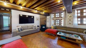 Fernseher, Kamin, Tischfußball, Arbeitsbereiche