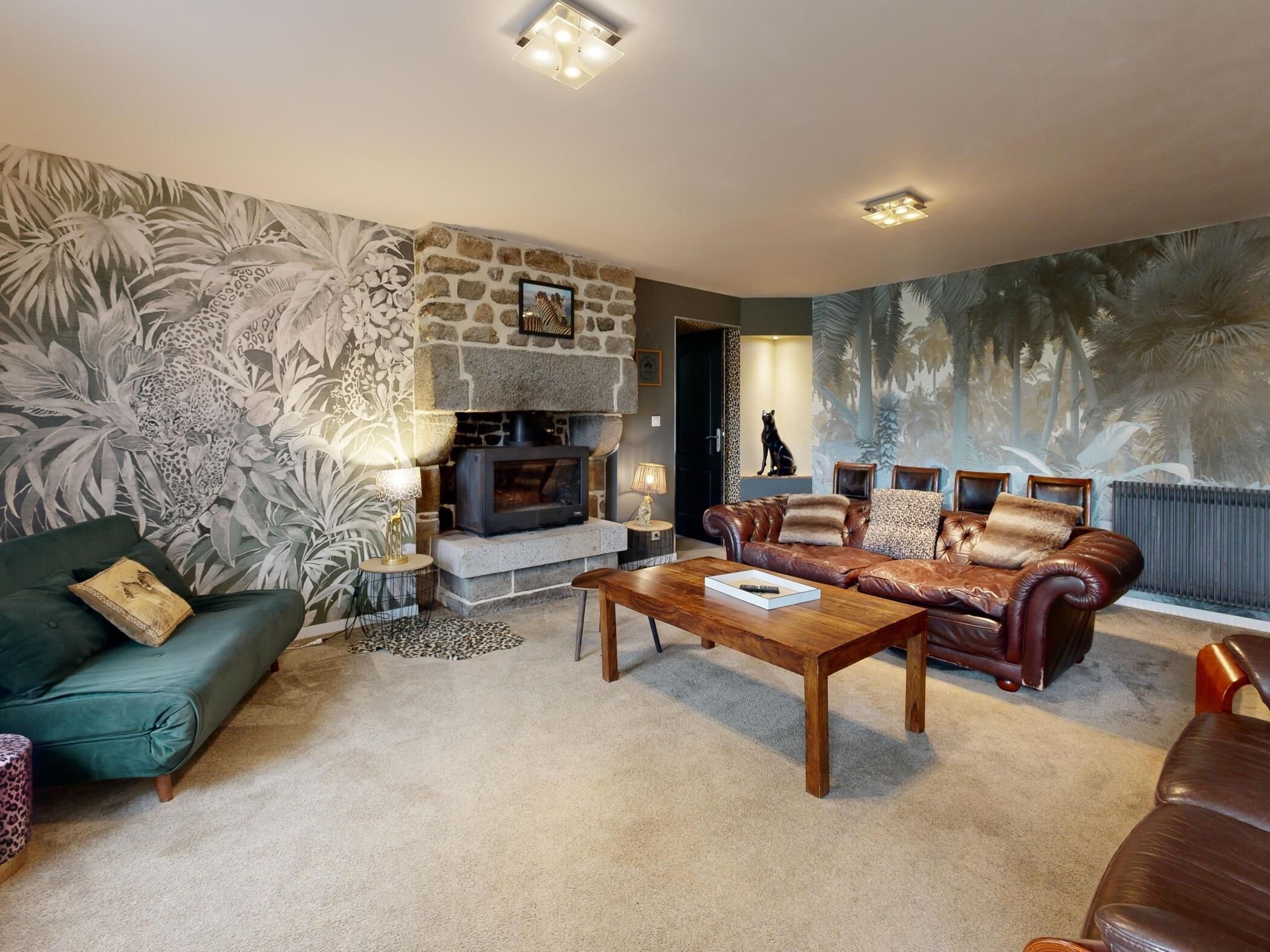 Una chimenea, un futbolín, una mesa de tenis de mesa