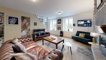 Cheminée, baby-foot, table de tennis de table, chaßne hi-fi