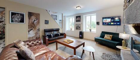 Een open haard, tafelvoetbal, een tafeltennistafel en een stereo