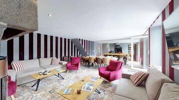 Télévision, cheminée, baby-foot, chaßne hi-fi