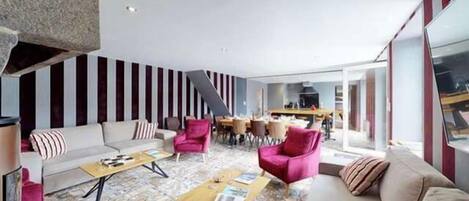 Fernseher, Kamin, Tischfußball, Stereoanlage