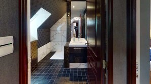 Banheira, secador de cabelo