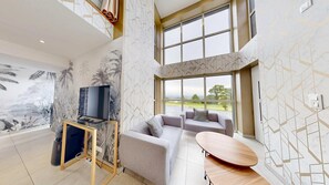 Téléviseur, table de baby-foot, chaßne audio, bureau