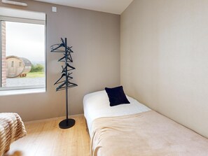 8 habitaciones, tabla de planchar con plancha y internet