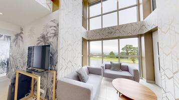 Fernseher, Tischfußball, Stereoanlage, Arbeitsbereiche