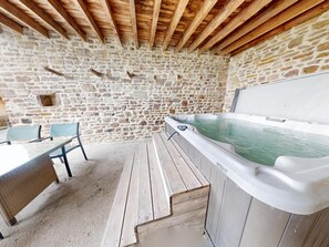 Indoor spa tub
