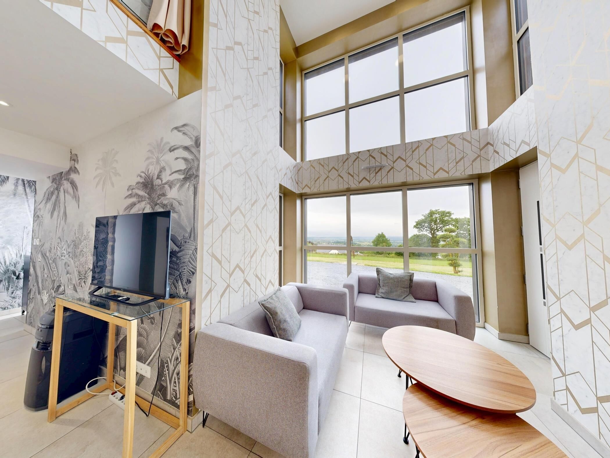 Tafelvoetbal, een tafeltennistafel en een stereo