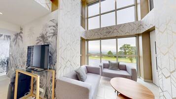 Tafelvoetbal, een tafeltennistafel en een stereo