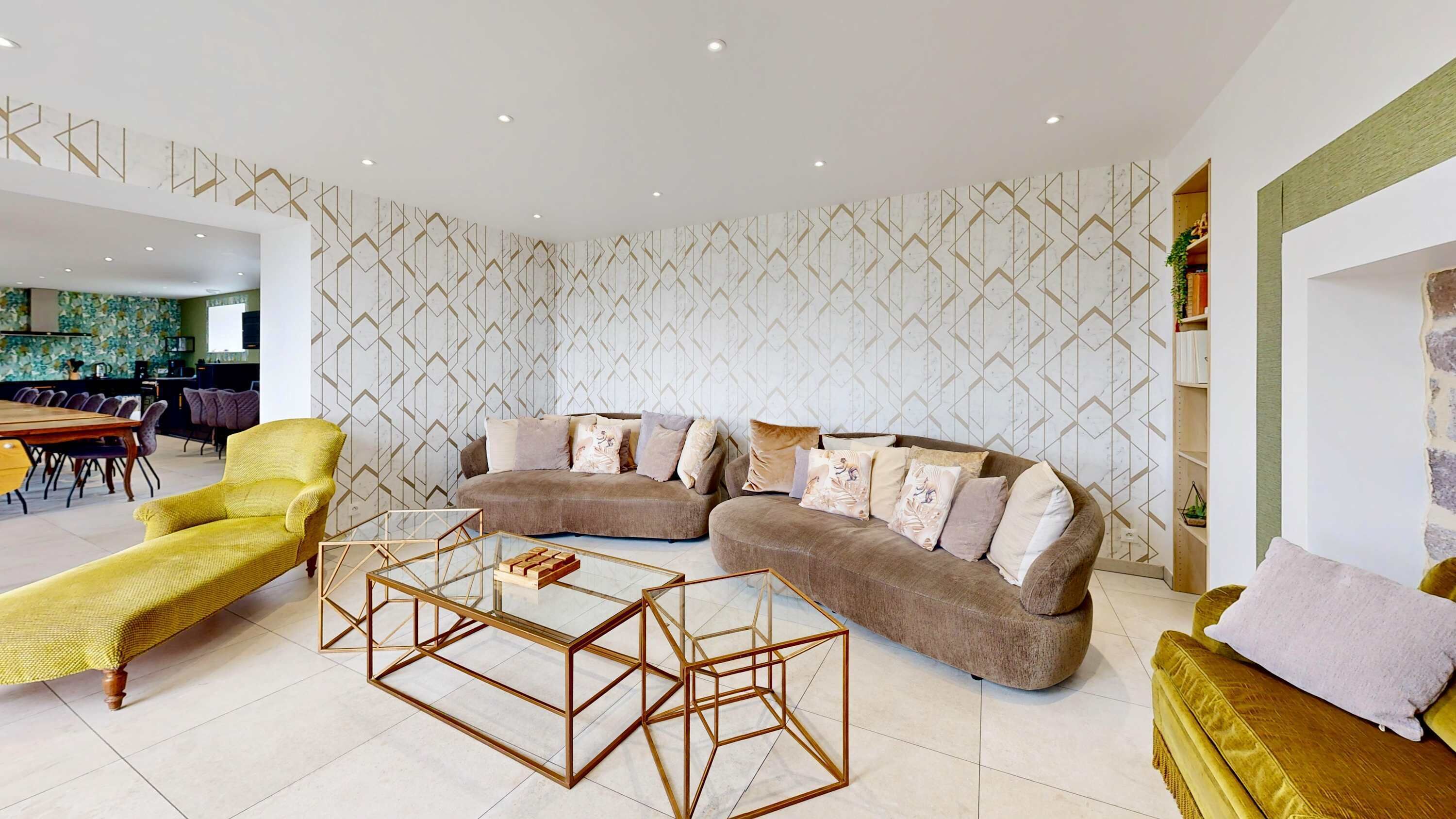 Televisie, tafelvoetbal, een stereo en een kantoor