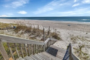 على الشاطئ، كراسي للتشمس، مناشف للشاطئ