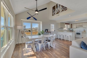 Dining - Oceanfront Beach Home - Sleeps 6-8 - Pet Friendly - Private Beach Access - Deck (North Topsail Beach)