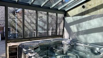 Indoor spa tub