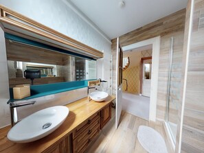 Bathtub, hair dryer - Villa Dei 15 people : spa, Baby-foot, 30 min sea (Villedieu-les-Poêles)
