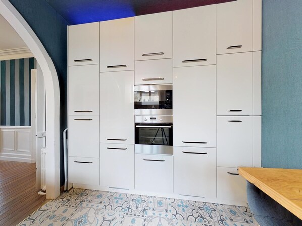 Frigorifero, microonde, forno, piano cottura