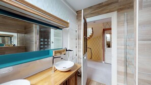 Banheira, secador de cabelo