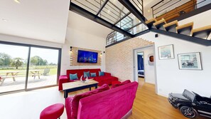 Télévision, baby-foot, chaîne hi-fi