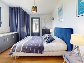 8 bedrooms, Internet - Concorde Aérogare 25 people 2 Cottage : jacuzzi baby airhockey (La Haye-Pesnel)