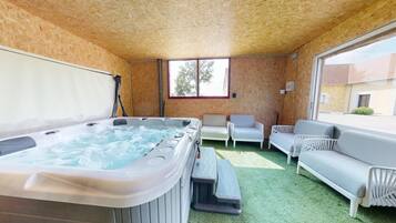 Indoor spa tub