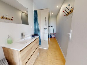 Bathtub, hair dryer, towels - Concorde Aérogare 25 people 2 Cottage : jacuzzi baby airhockey (La Haye-Pesnel)