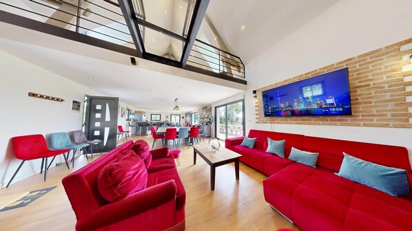 Télévision, baby-foot, chaîne hi-fi