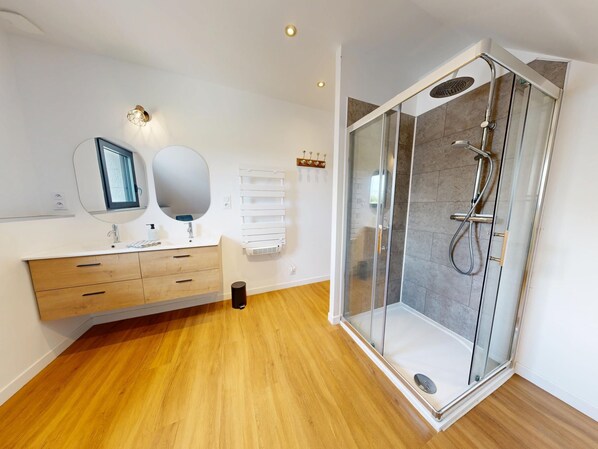 Bathtub, hair dryer, towels - Concorde Aérogare 25 people 2 Cottage : jacuzzi baby airhockey (La Haye-Pesnel)