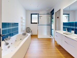 Badewanne, Haartrockner, Handtücher