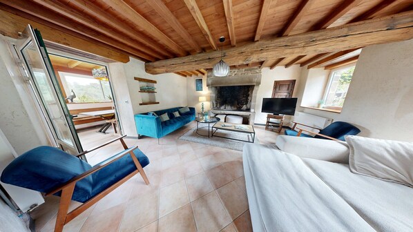 Télévision, cheminée, baby-foot, chaîne hi-fi