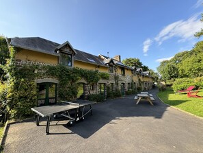 Outdoor dining - Hambye'ance Nature 30 people 2 Cottage : Finnish spa billiards (Hambye)