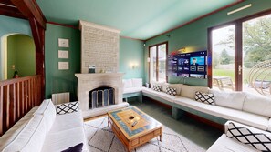 Fernseher, Kamin, Tischfußball, Stereoanlage