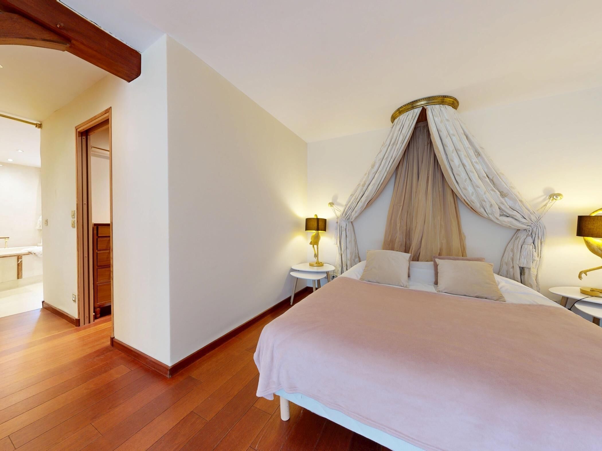 7 quartos, ferros/tábuas de passar roupa, acesso à internet