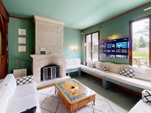 Fireplace, ping pong, stereo