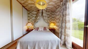 7 bedrooms, iron/ironing board, Internet