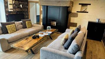 Télévision, cheminée, baby-foot, chaîne hi-fi