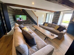 TV, peis, fotballspill og stereoanlegg