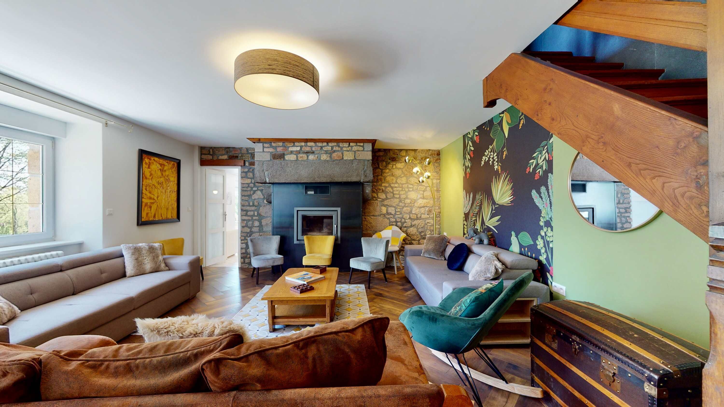 Télévision, cheminée, baby-foot, chaîne hi-fi