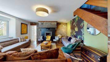 Télévision, cheminée, baby-foot, chaîne hi-fi