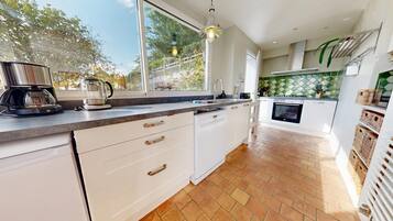 Réfrigérateur, micro-ondes, four, lave-vaisselle