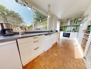 Kylskåp, mikrovågsugn, ugn och diskmaskin