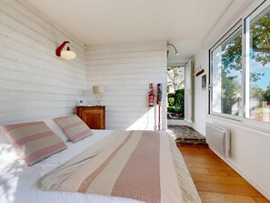 5 bedrooms, iron/ironing board, Internet
