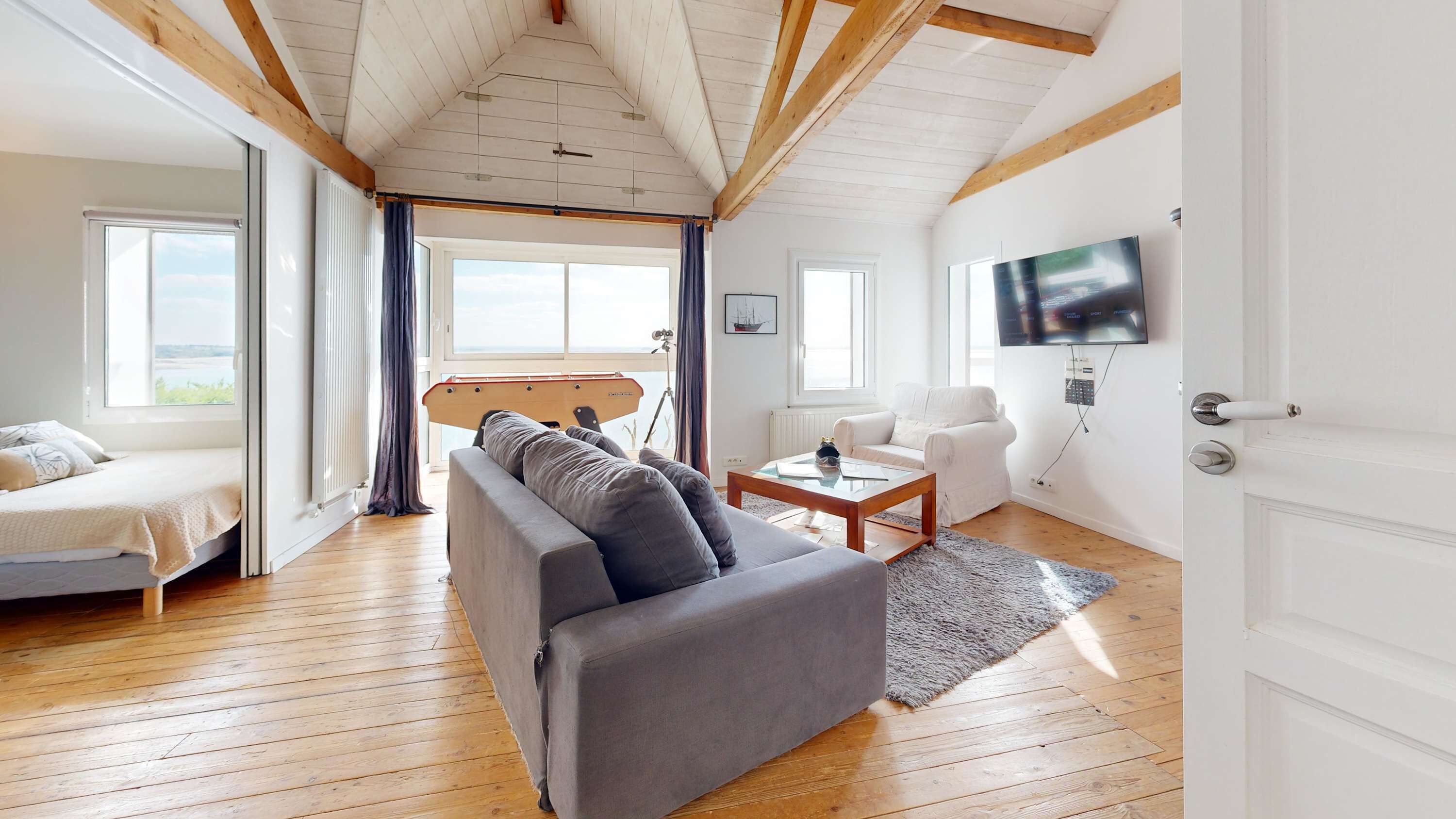 Televisie, tafelvoetbal en een stereo