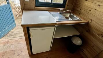 Een koelkast, een microgolfoven, een oven, een vaatwasser