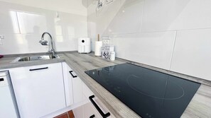 Kjøleskap, mikrobølgeovn, kokeplater og oppvaskmaskin