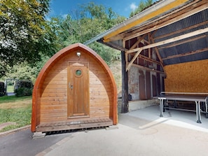 Una estructura de madera con una puerta y un pequeño porche.