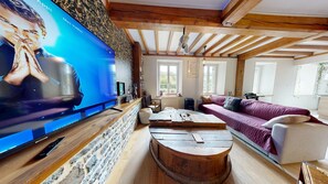 Una televisión, un futbolín, un reproductor estéreo, una oficina